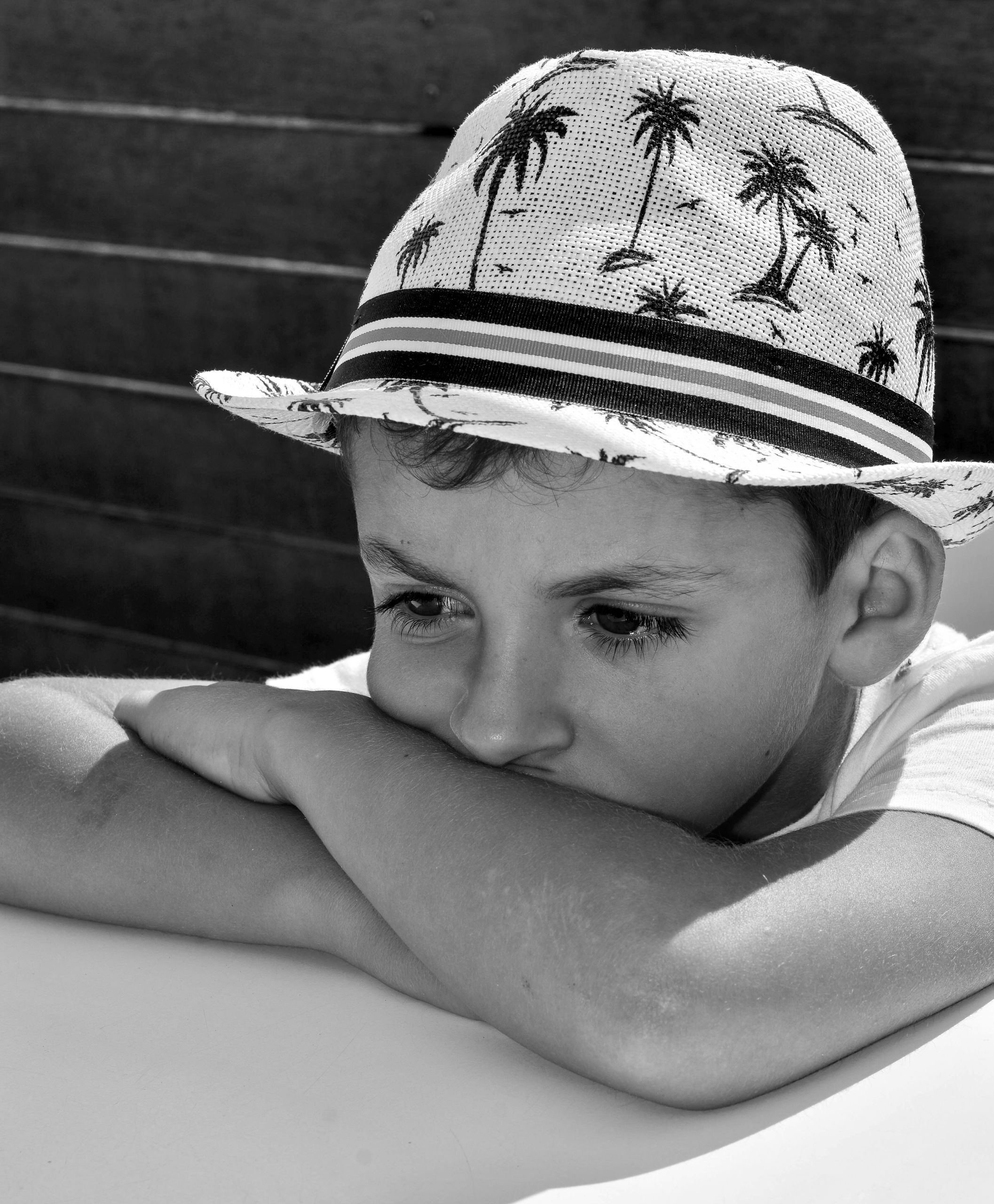 Un jeune garçon qui s'ennuie à la maison pendant les vacances d'été